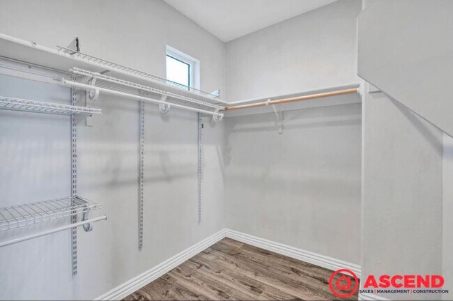 Building Photo - 3 Bedroom Home Off Mountain Ridge and Taft...