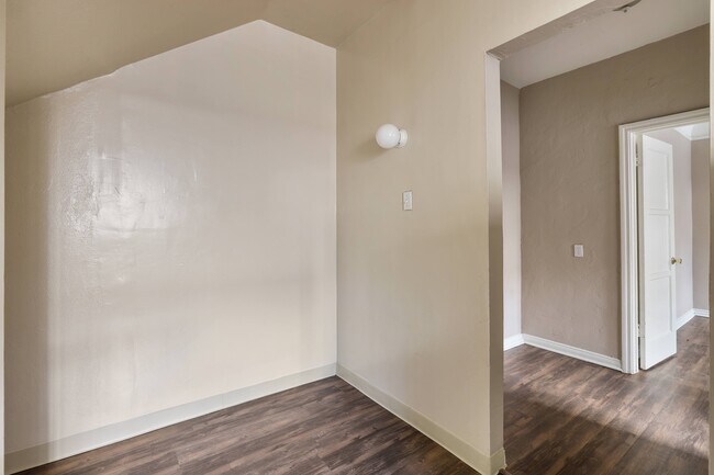 Building Photo - c07--2621 Magnolia Avenue