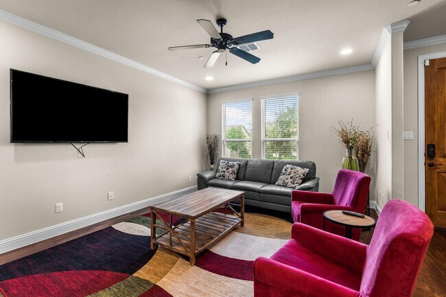 Building Photo - 1225 Pebblebrook Ln