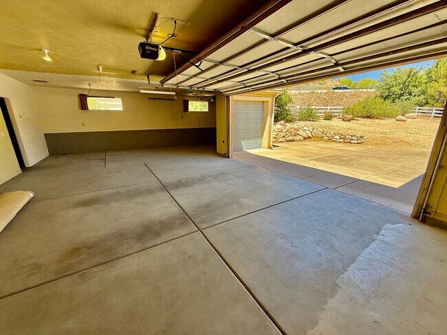 Building Photo - VIEWS in Toquerville Four Bedroom