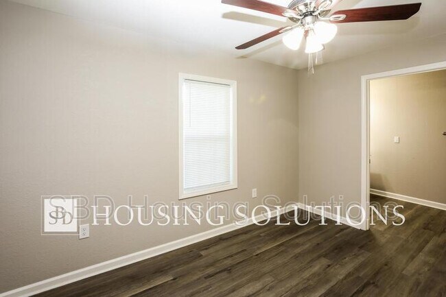 Building Photo - 1401 S Hedges Ave