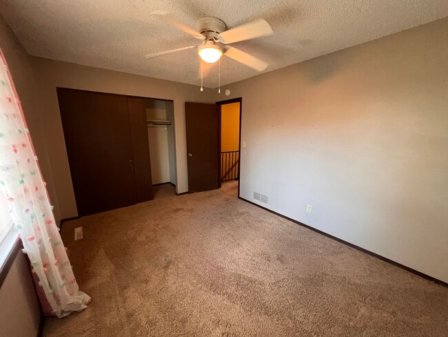 Building Photo - 2 Bed/1.5 Bath - Washer and Dryer in home!