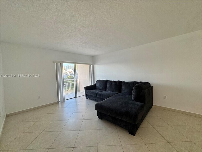 Building Photo - 400 Kings Point Dr