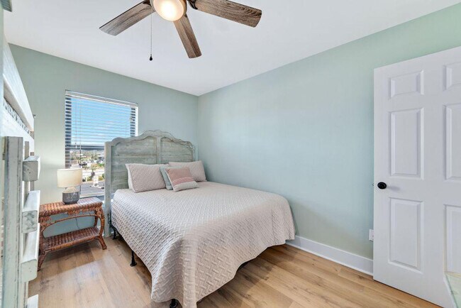 Building Photo - 409 E Beach Blvd