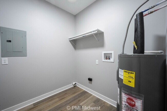 Building Photo - "Charming 3-Bedroom Townhouse on Rembrandt...