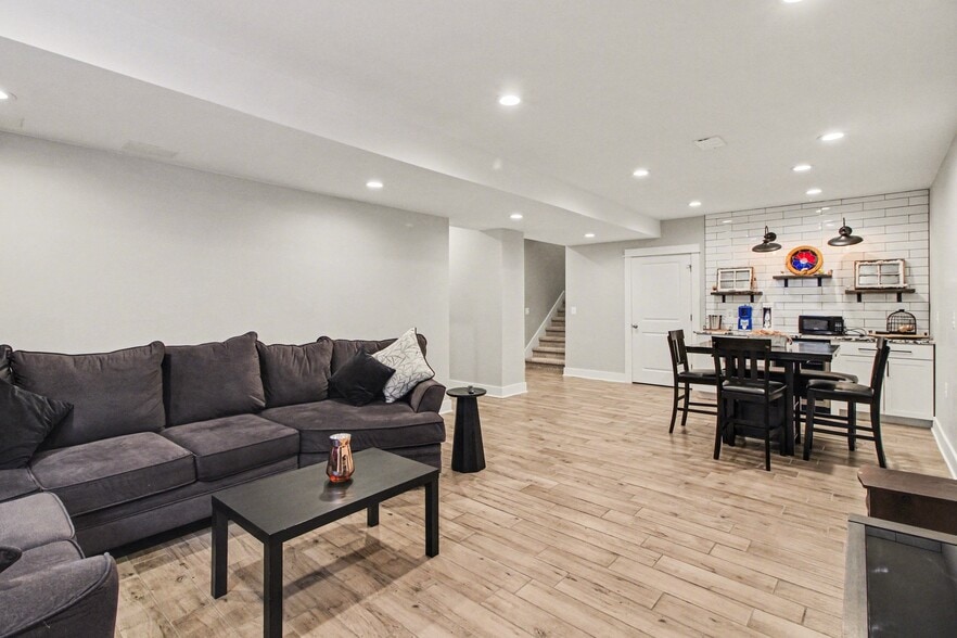 Building Photo - 3906 Hillside Dr