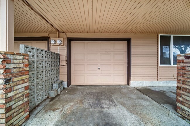 Building Photo - 4218 6th Ave NE