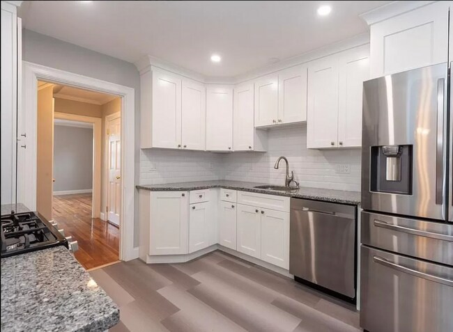 Building Photo - 3 Bed Home with a Yard and Garage! Available for July!