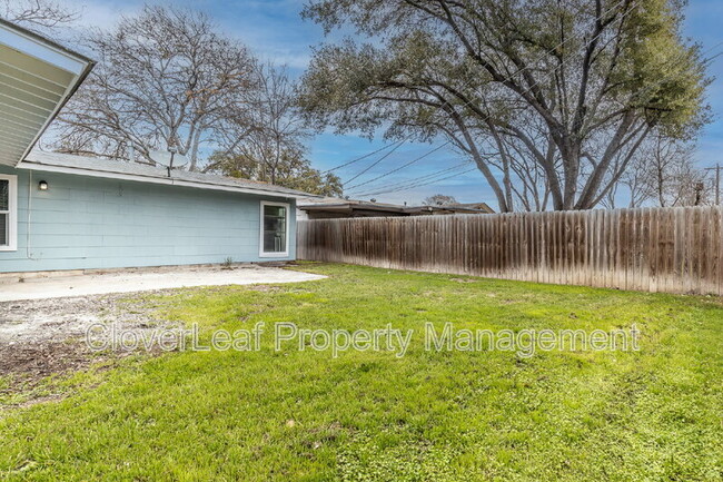Building Photo - 1002 Sumner Dr
