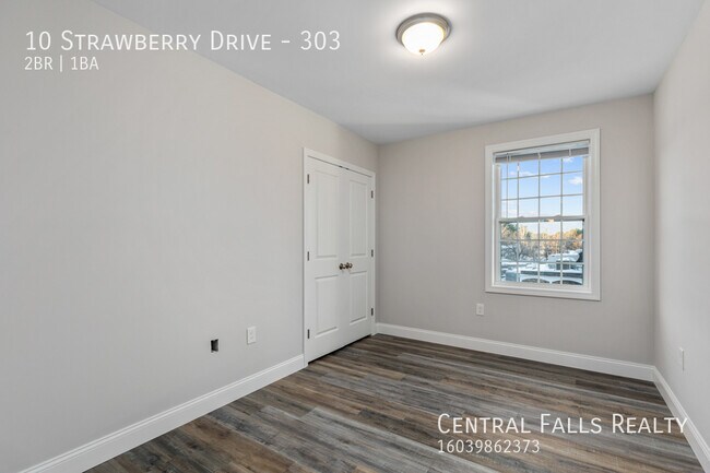 Building Photo - 10 Strawberry Dr