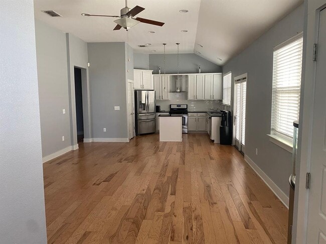 Building Photo - 7205 Tybalt St