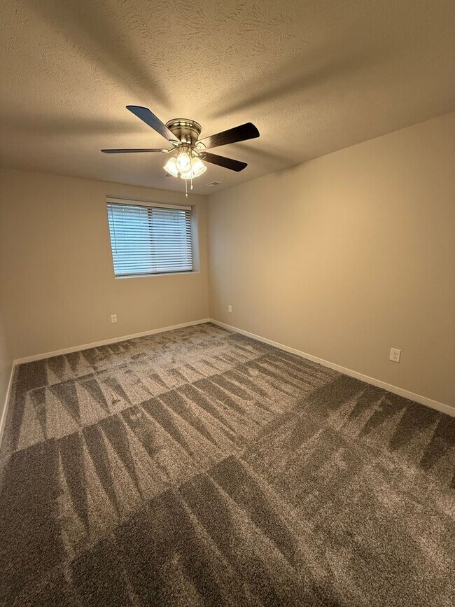 Building Photo - Spacious 2 bedroom/2.5 bath ranch townhome in South Lincoln