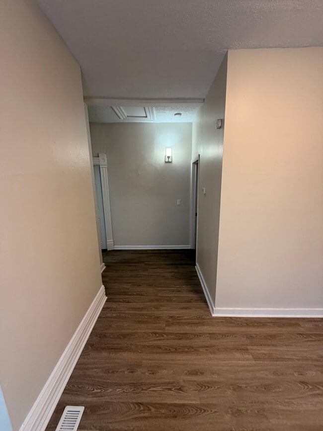 Building Photo - COMPLETELY UPDATED!! 2 bed/1 bath Close to Wexner Medical Center!