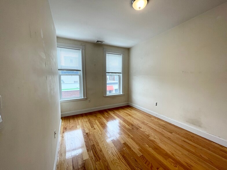 Building Photo - 98 L St