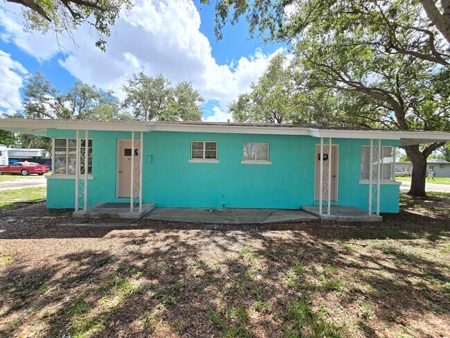 Building Photo - Cute Studio Duplex in Downtown Sarasota Available Now!