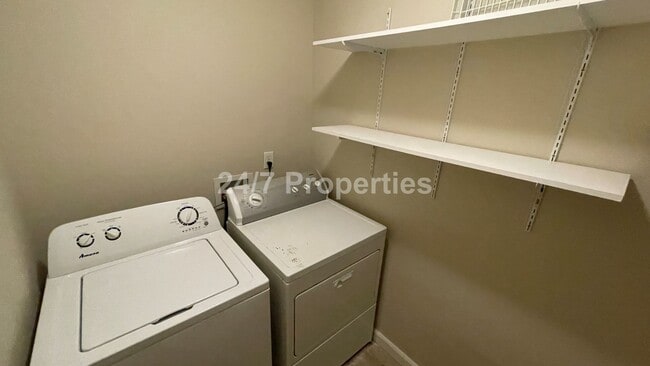 Building Photo - Beautiful 3 BD I 3.5 BA Townhome w/ Double...
