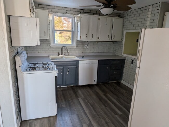 Building Photo - 3 Bedroom 1.5 Bathroom with garage