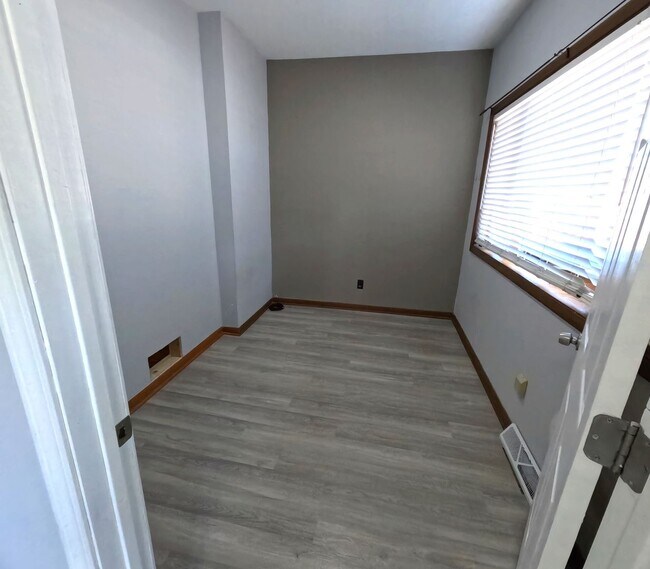 Building Photo - Exceptional single-family near UIC-DePaul University -North Park University