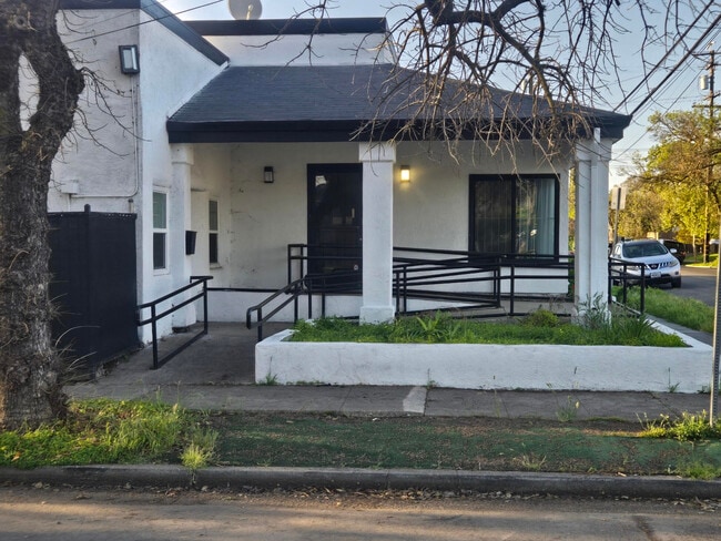 Building Photo - 1203 Buena Vista Ave
