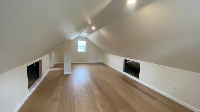 Building Photo - Recently Renovated 2 Bed 1.5 Bath Single F...