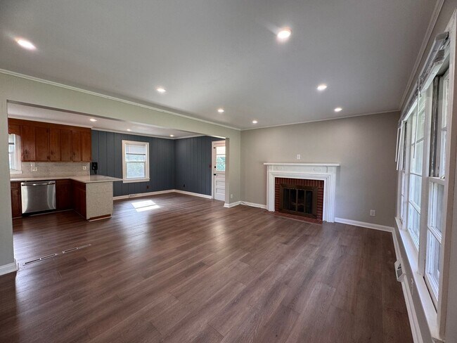 Building Photo - 3BR 1.5BA Brick Ranch in Lexington