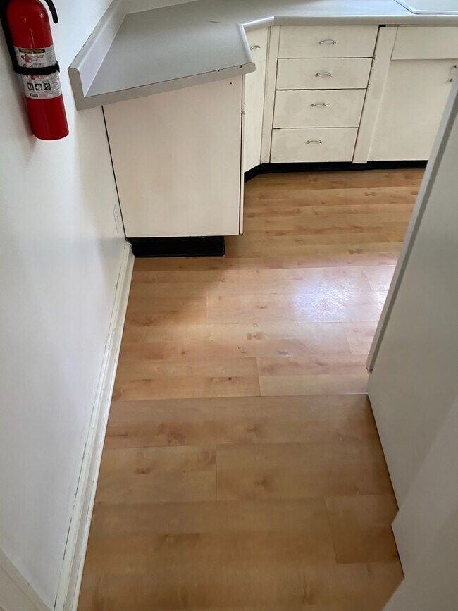 Building Photo - **August 2026****- 3 bed 2 bath - Large ba...