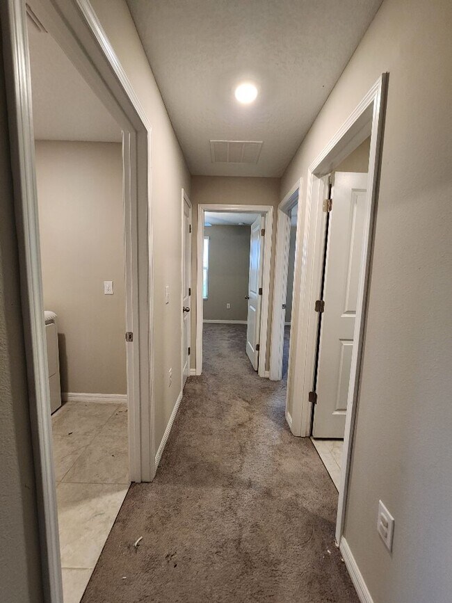 Building Photo - Gorgeous 4-Bedroom, 2.5-Bathroom Home in Riverview