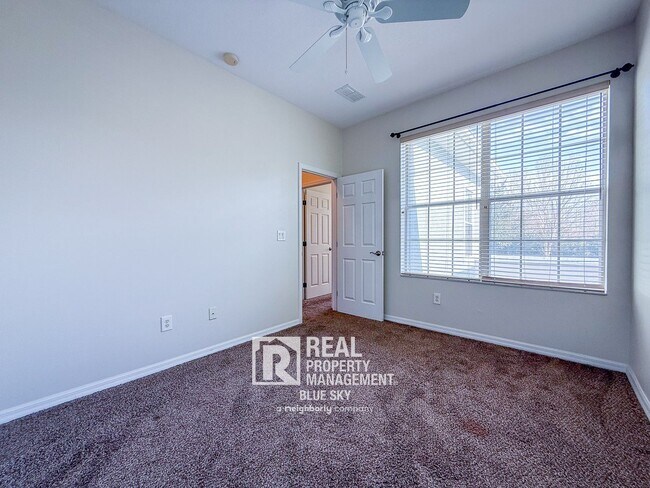 Building Photo - 2047 Park Crescent Dr