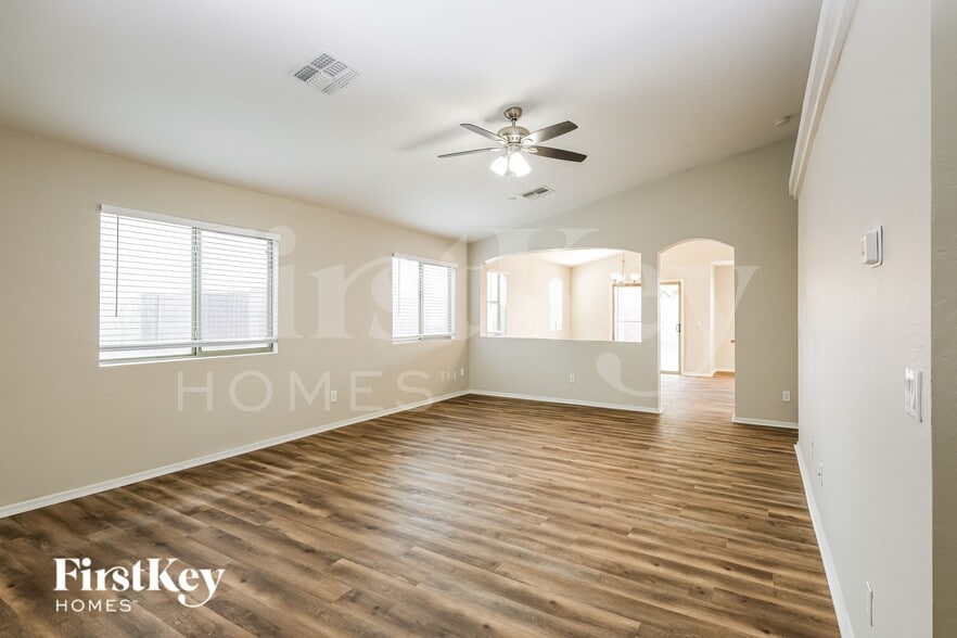Building Photo - 3141 W Sunland Ave