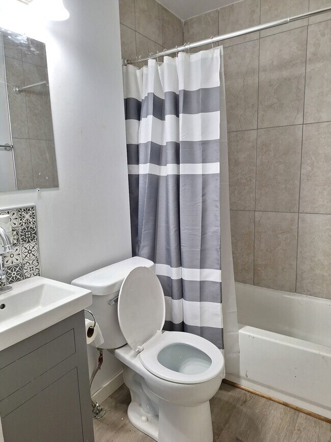 Building Photo - 120 Peale St