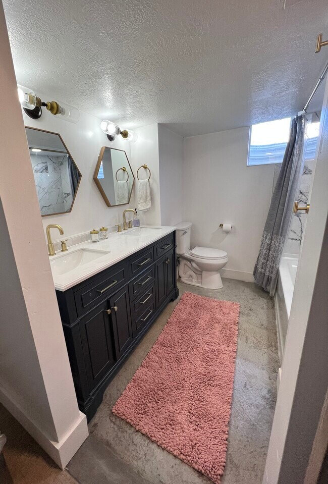 Building Photo - 1647 E Woodland Ave