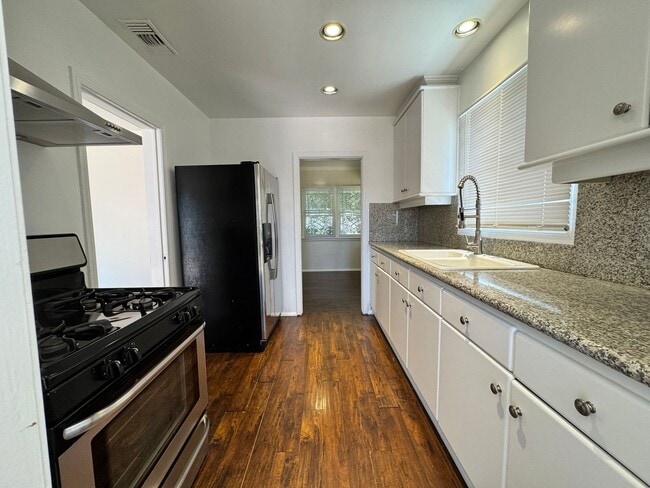 Building Photo - Beautiful Sherman Oaks Home!