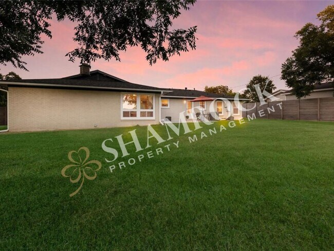 Building Photo - Beautifully Updated 3/2 Home in Prime Location