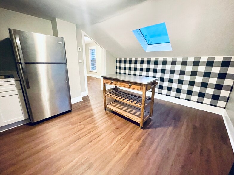 Building Photo - 72 - .5 Hickory St