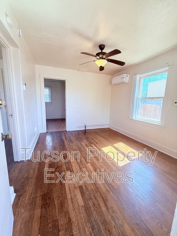 Building Photo - 2632 N Stone Ave