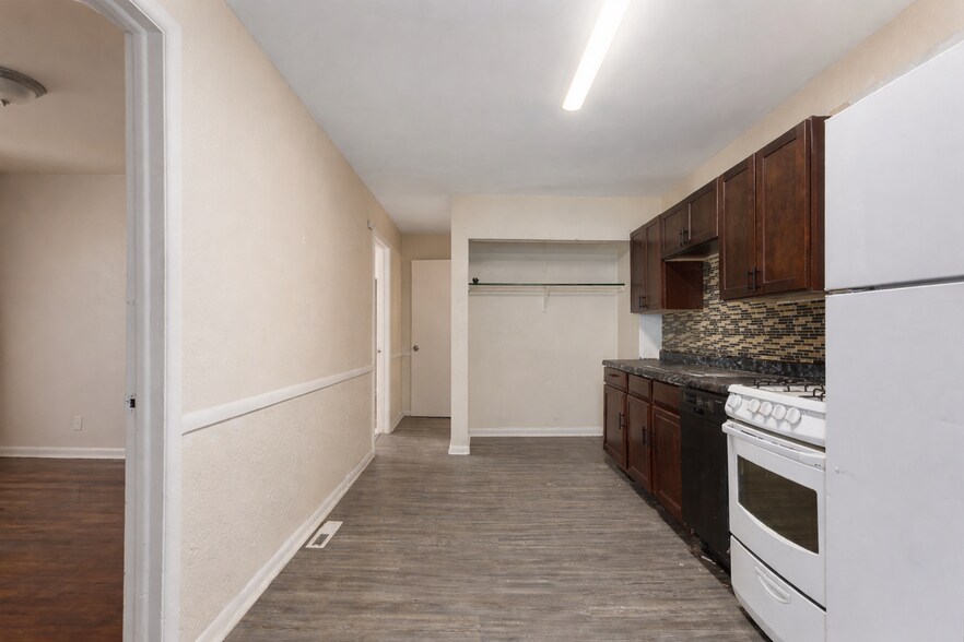 Building Photo - 9711 E 18th St S