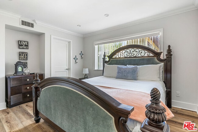 Building Photo - 5215 Balboa Blvd