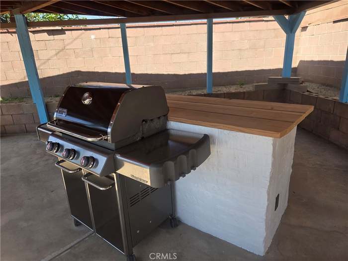 Building Photo - 979 N Gardena Ave