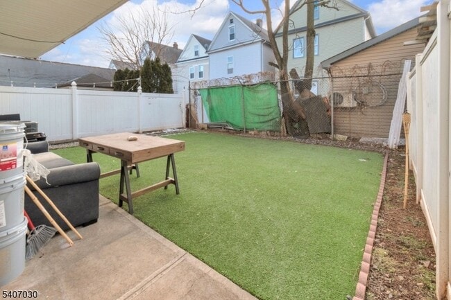 Building Photo - 614 Bond St