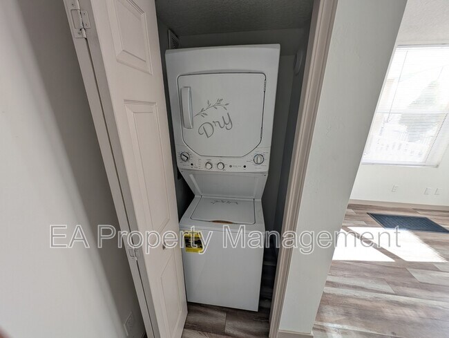 Building Photo - 725 Edith Blvd SE