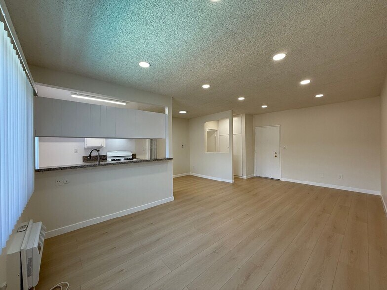 Building Photo - 5461 Kester Ave