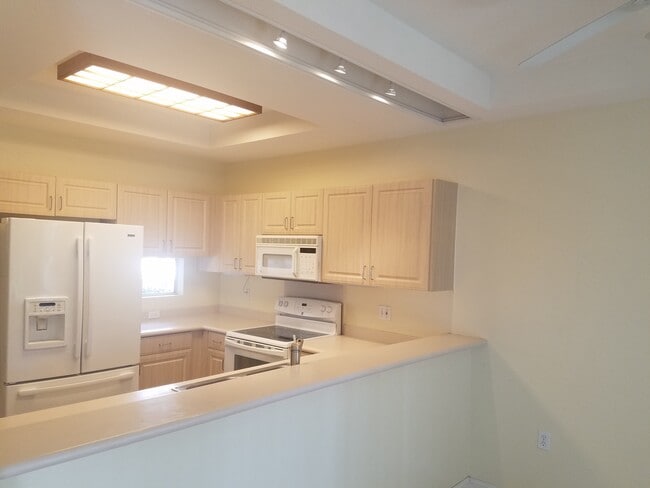 Building Photo - Unfurnished 3 Bedroom, 2.5 Bath Townhome i...