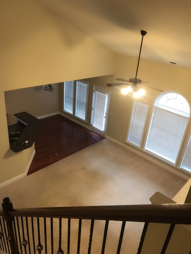 Building Photo - 535 Roland Manor Dr