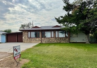 Building Photo - Roomy 3 bedroom, 2 bath with double garage