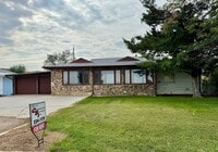 Building Photo - Roomy 3 bedroom, 2 bath with double garage