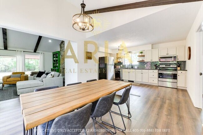 Building Photo - Unique 3 bed/2 bath Property with HUGE Bon...