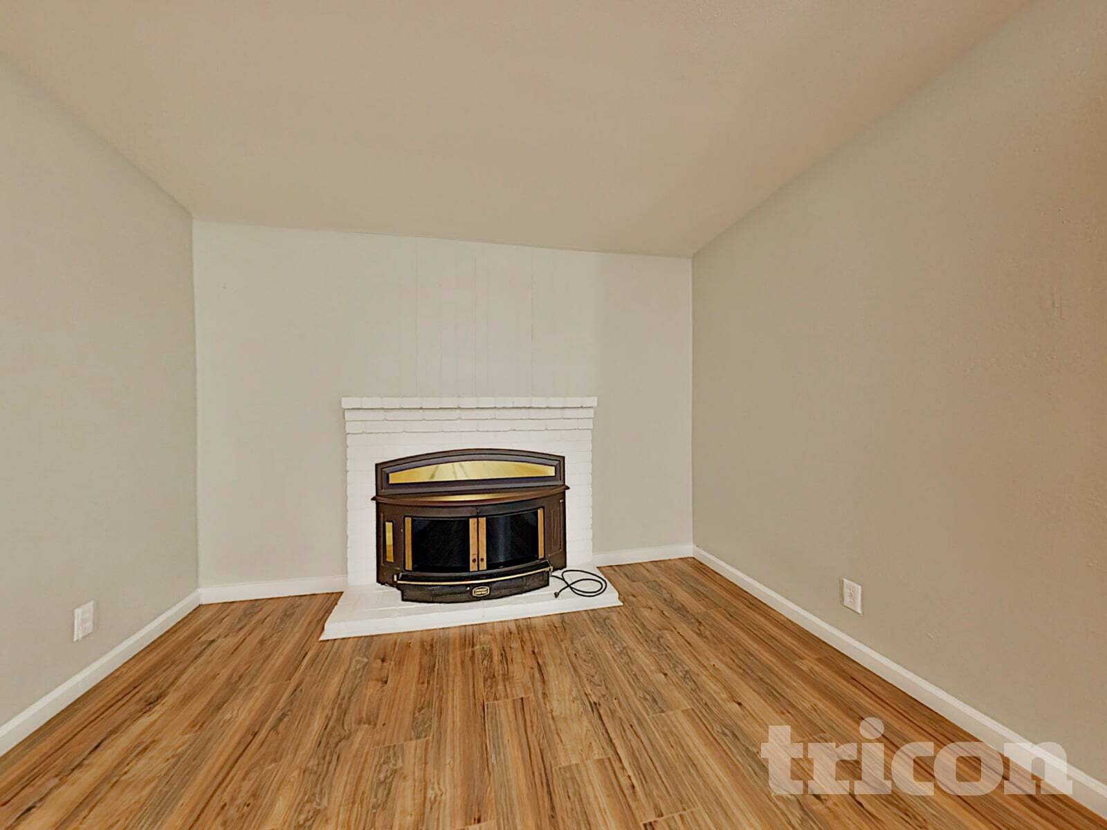 Building Photo - 402 E Pacific Ave