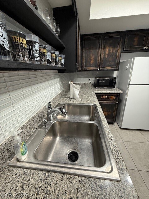 Building Photo - 5576 W Rochelle Ave.