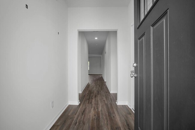 Building Photo - Great location in Richmond Hill