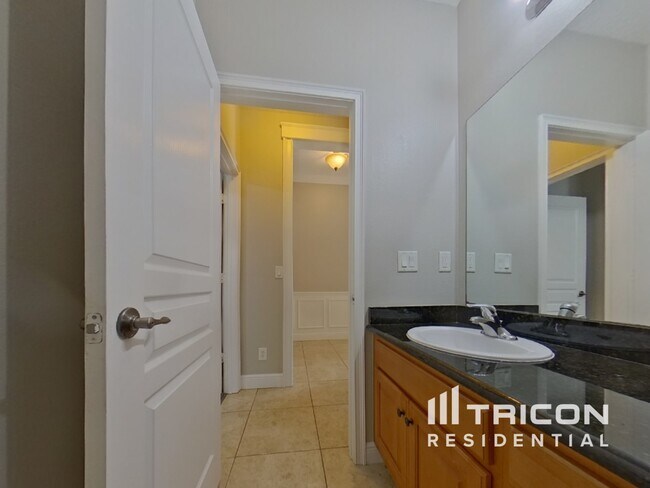 Building Photo - 605 Arlington Ct